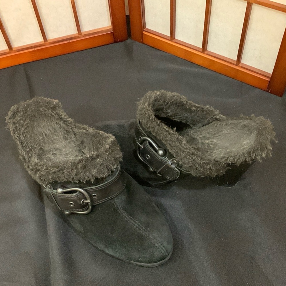Women’s Dress Shoes Slip on. Black suede and faux fur. Size: 8.5